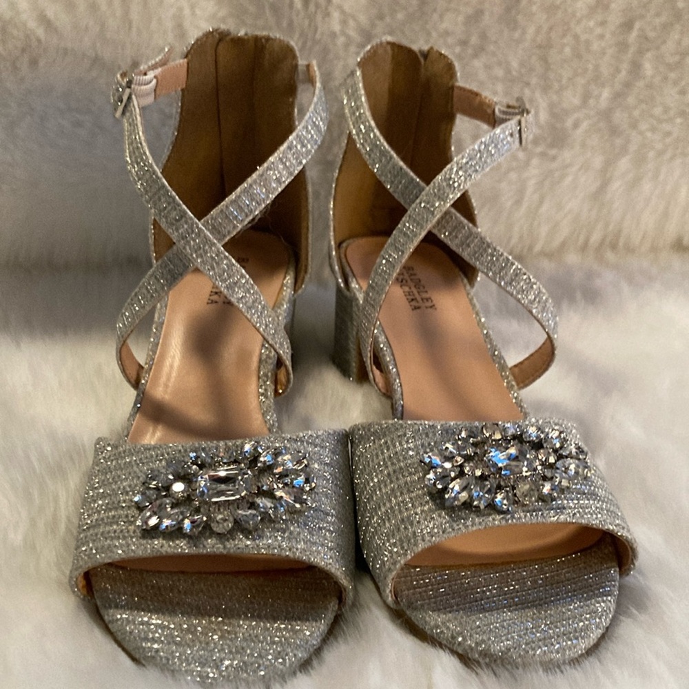 Children’s girls badgley mischka size 2 silver fabric shoe with rhinestones.